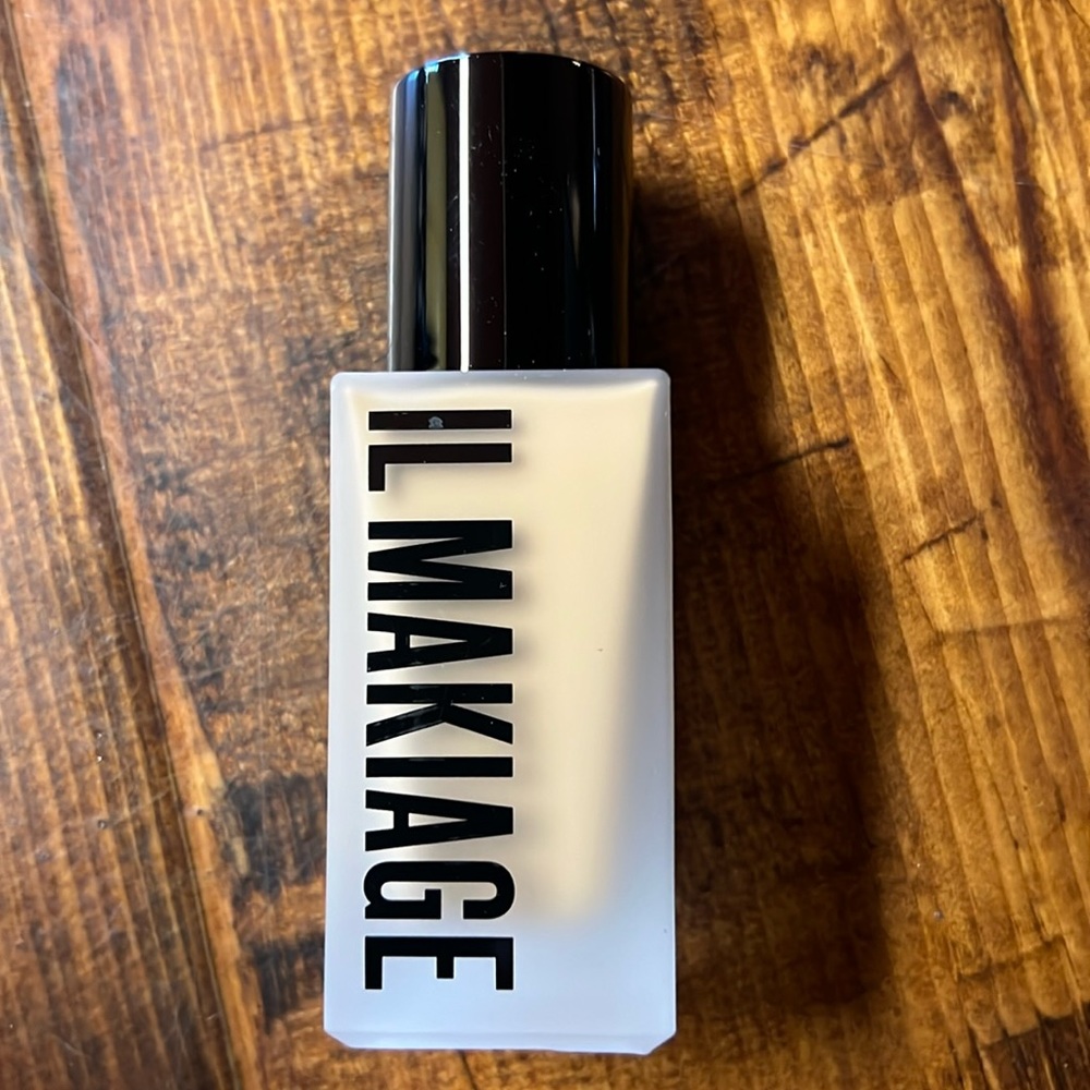 IL Makiage flawless base foundation. Used one x. Color is 120 Woke up like this